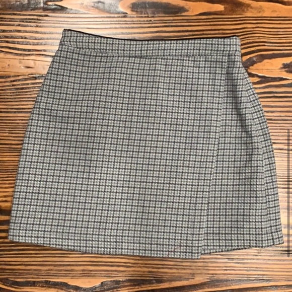 Chic and Classic: Abercrombie & Fitch Houndstooth Mini Skirt - Picture 4 of 6